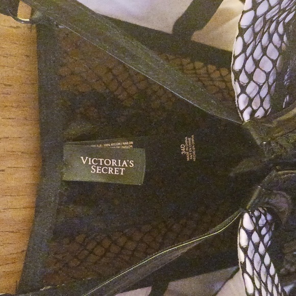 VICTORIA'S SECRET GARTER BELT 34D, VALENTINES DAY - Picture 2 of 3